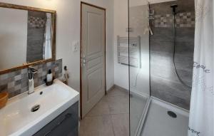 Maisons de vacances 2 Bedroom Cozy Home In Plumieux : Maison de Vacances 2 Chambres
