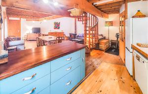 Maisons de vacances 2 Bedroom Awesome Home In Les Cabannes : photos des chambres