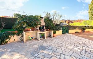 Maisons de vacances Lovely Home In Malemort-Du-Comtat : photos des chambres