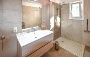 Maisons de vacances Lovely Home In Malemort-Du-Comtat : photos des chambres