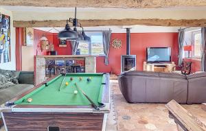 Maisons de vacances Stunning Home In Cricqueville En Bessin : photos des chambres