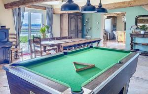 Maisons de vacances Stunning Home In Cricqueville En Bessin : photos des chambres