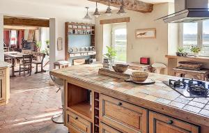 Stunning Home In Cricqueville En Bessin