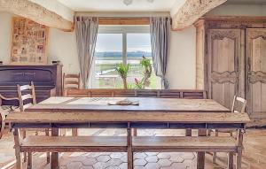 Maisons de vacances Stunning Home In Cricqueville En Bessin : photos des chambres