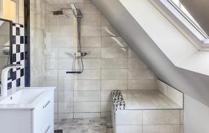 Maisons de vacances Stunning Home In Cricqueville En Bessin : photos des chambres