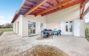 Maisons de vacances Stunning Home In Bussiere-Badil : photos des chambres