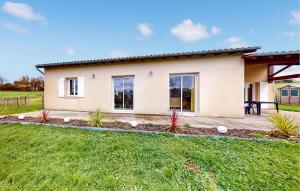 Maisons de vacances Stunning Home In Bussiere-Badil : photos des chambres