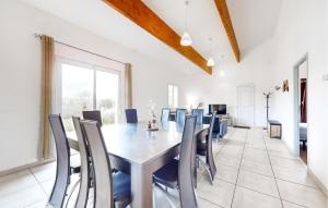 Maisons de vacances Stunning Home In Bussiere-Badil : photos des chambres