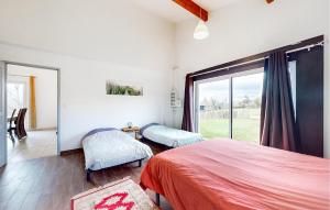 Maisons de vacances Stunning Home In Bussiere-Badil : photos des chambres