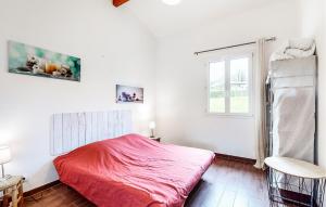 Maisons de vacances Stunning Home In Bussiere-Badil : photos des chambres