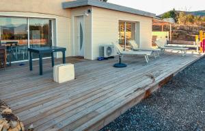 Maisons de vacances 2 Bedroom Cozy Home In Salavas : photos des chambres