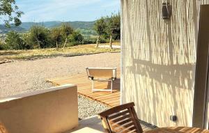 Maisons de vacances 2 Bedroom Cozy Home In Salavas : photos des chambres