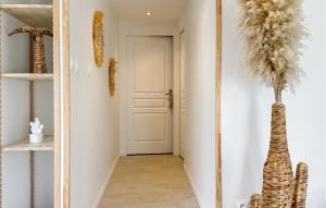 Maisons de vacances 2 Bedroom Cozy Home In Salavas : photos des chambres