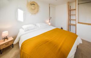 Maisons de vacances 2 Bedroom Cozy Home In Salavas : photos des chambres