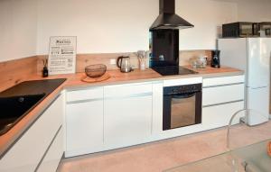 Maisons de vacances 2 Bedroom Cozy Home In Salavas : photos des chambres