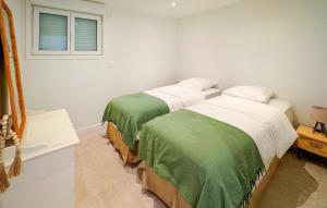 Maisons de vacances 2 Bedroom Cozy Home In Salavas : photos des chambres