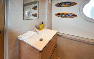 Maisons de vacances 2 Bedroom Cozy Home In Salavas : photos des chambres