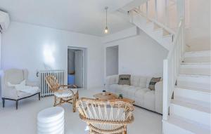 Maisons de vacances 11 Bedroom Gorgeous Home In Le Rouet : photos des chambres
