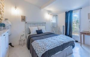 Maisons de vacances 11 Bedroom Gorgeous Home In Le Rouet : photos des chambres