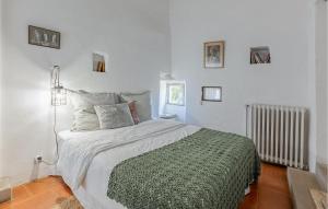 Maisons de vacances 11 Bedroom Gorgeous Home In Le Rouet : photos des chambres