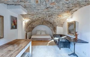 Maisons de vacances 11 Bedroom Gorgeous Home In Le Rouet : photos des chambres