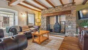 The Old Cow Shed Cottage - Cilybebyll