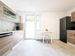 Tolstov Apartments - Monteurwohnungen mit 3 Zimmern , Balkon und Parkplatz