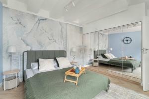 Przestronny Apartament z Biurkiem w Centrum Poznania Blisko Rynku i Parku by Noclegi Renters