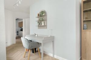 Przestronny Apartament z Biurkiem w Centrum Poznania Blisko Rynku i Parku by Noclegi Renters