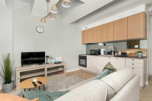 Przestronny Apartament z Biurkiem w Centrum Poznania Blisko Rynku i Parku by Noclegi Renters