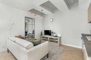 Przestronny Apartament z Biurkiem w Centrum Poznania Blisko Rynku i Parku by Noclegi Renters