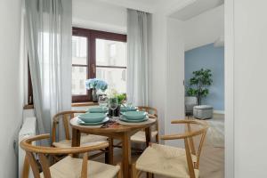 Przestronny Apartament z Biurkiem w Centrum Poznania Blisko Rynku i Parku by Noclegi Renters