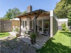 Cosy bungalow on quiet resort near beach