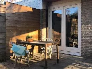 Cosy bungalow on quiet resort near beach - Sint Maartensbrug