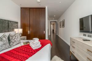 Riverfront Retreat in London 2 Bed 2 Bath