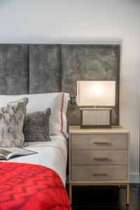 Riverfront Retreat in London 2 Bed 2 Bath