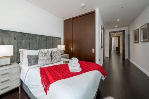 Riverfront Retreat in London 2 Bed 2 Bath