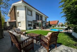 Villa con piscina a pie de playa