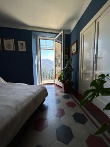 House within walking distance of the lake