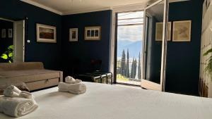 House within walking distance of the lake