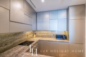 LUX Lavish Suite with Full Marina View 4