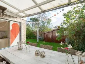 Holiday home with outdoor lounging - Sint Maartenszee