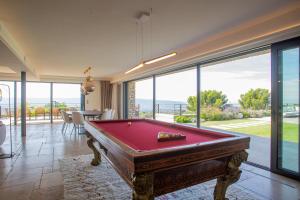 8-bedroom luxury villa with pool