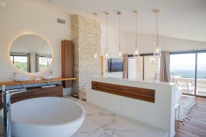 Villas 8-bedroom luxury villa with pool : photos des chambres