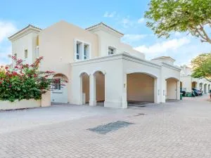 Idyllic Family Haven 3-Bedroom Villa with Study Room by Petals Holiday Homes - 迪拜