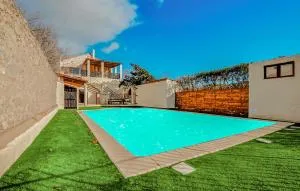 Cozy Home In Saint-Nazaire-Daude - 比兹米内瓦