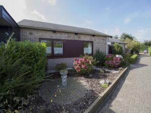 Bungalow in Sint Maartenszee near dune