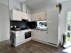 Cozy retreat, by the beach