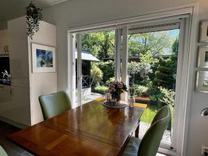 Cozy retreat, by the beach