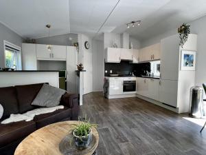 Cozy retreat, by the beach